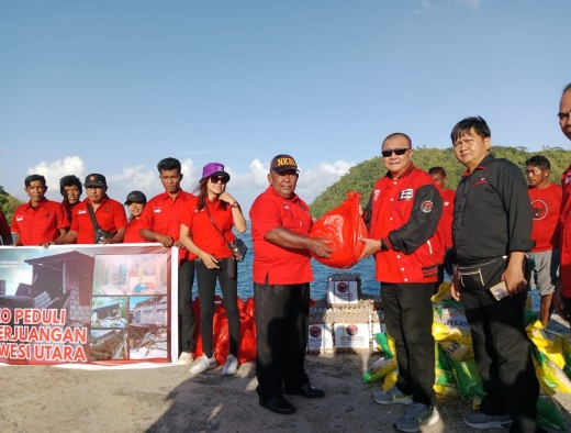 Terjang Cuaca Ekstrem, PDI Perjuangan Sangihe Salurkan Bansos Pasca-Gempa ke 3 Pulau Terluar