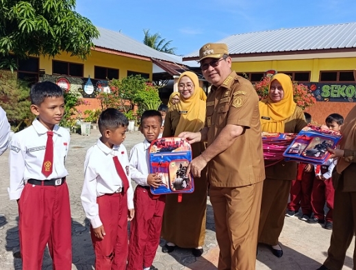 Tinjau MPLS, Bupati Beltim Kamarudin Muten Salurkan Bantuan Bagi Siswa Kurang Mampu