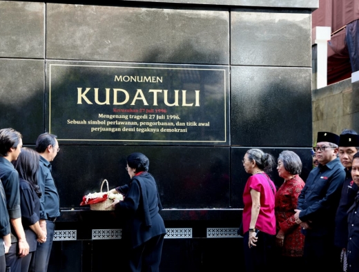 Megawati Taruh Bunga di Monumen Kudatuli, Hormati Para Korban