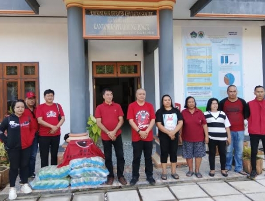 PDI Perjuangan Sangihe Salurkan Bantuan Bahan Pokok untuk Korban Banjir Bandang di Kampung Balane
