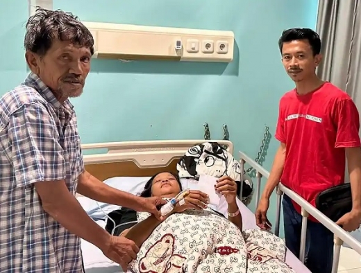 Rudianto Tjen Salurkan Bantuan Kepada Selvia Kasina yang Tengah Dirawat di RSUD Depati Bahrin