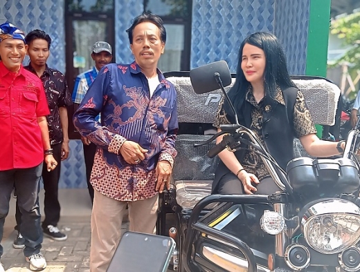 Tingkatkan Efektivitas Pengelolaan Sampah, Shanty Alda Nathalia Salurkan Bantuan Armada Motor