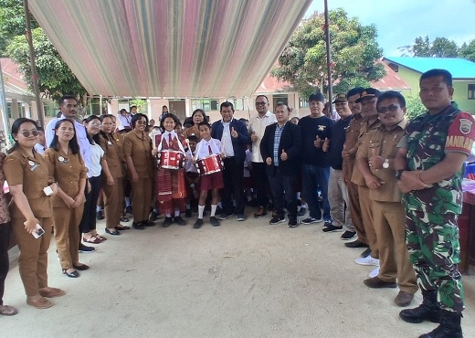Pidel Hutahaean Berikan Bantuan Satu Set Alat Drumband Kepada UPTD SD NEGERI Pardomuan Nauli