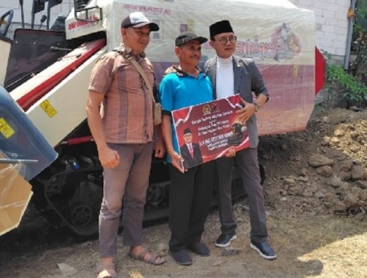 Kanang Serahkan Tiga Unit Mesin Pemanen Padi Untuk Poktan di Ngawi