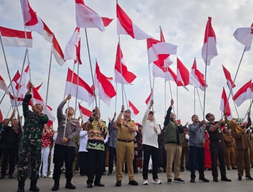 Pembagian 10 Juta Bendera Merah Putih, Bupati Kukar Konvoi Kibarkan Bendera dari Timbau Hingga Makam Pahlawan