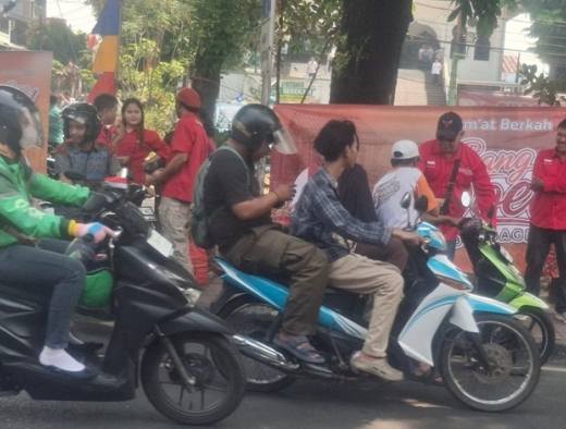 DPC PDI Perjuangan Jaktim dan Warung Si Doel Bagikan Ratusan Nasi Kotak di Ciracas