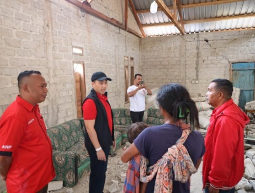 Stevano Adranacus Salurkan Bantuan ke Manggarai Barat