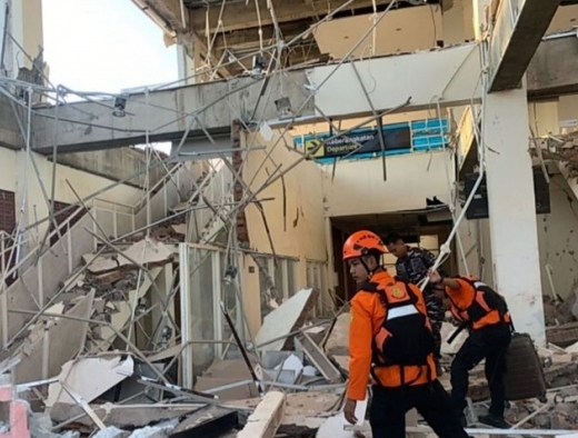 Salurkan Bantuan Gempa Flores, PDI Perjuangan NTT Datangi 6 Posko Pengungsian di Nagekeo