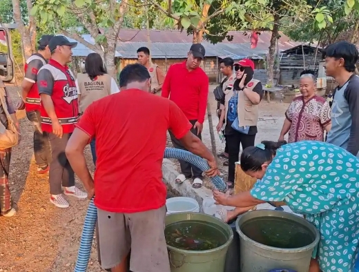 Krisis Air Bersih Terjang Banjarbaru, DPC PDI Perjuangan Salurkan Ribuan Liter Air Bersih ke Rumah Warga