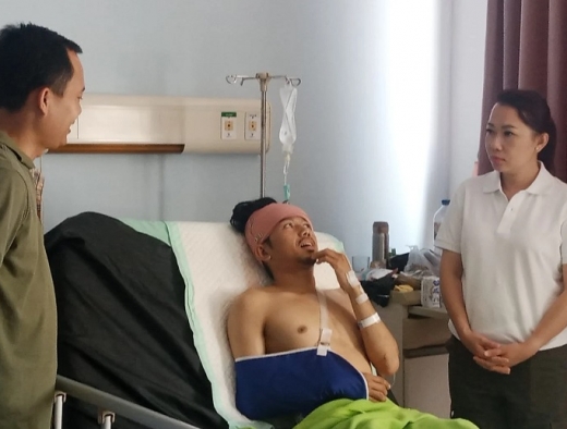 Trauma Pemadaman Karhutla, Vina Cristyn Ferani Jenguk Personel Damkar Korban Kecelakaan