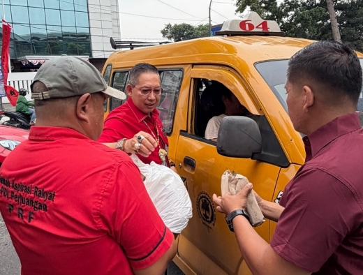 Wong Chun Sen Bagikan 100 Bungkus Nasi Gratis Kepada Pengguna Jalan Hingga Warga
