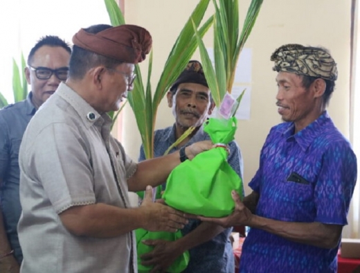 Bibit Kopi Senilai Rp3,4 Miliar dan  Bantuan Alsintan Diserahkan Adi Wiryatama Untuk Petani Buleleng