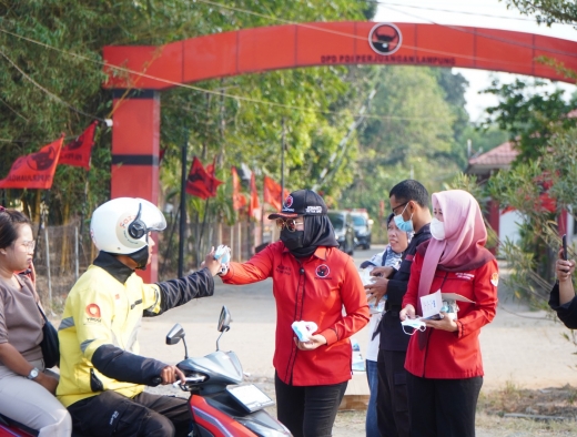 Antisipasi Dampak Erupsi Gunung Anak Krakatau, DPD PDI Perjuangan Lampung Turun Bagikan Masker Gratis