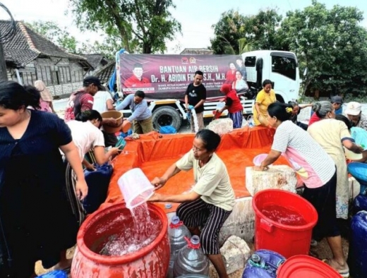 Atasi Dampak Kemarau, DPR Gelontorkan Ratusan Ribu Liter Air Bersih ke Desa Rawan di Bojonegoro