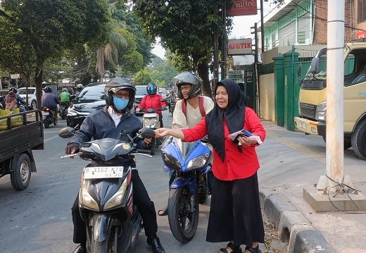 Antisipasi Abu Vulkanik Gunung Anak Krakatau, PDI Perjuangan Jaktim Bagikan 4.800 Masker