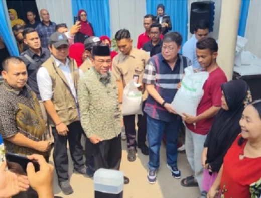 Alex Indra Lukman Pastikan Bantuan Beras di Kota Padang Tepat Sasaran