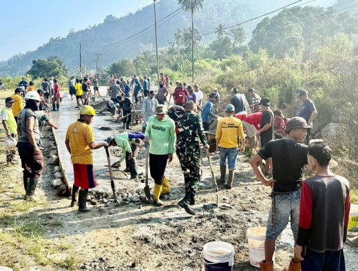 Peduli Keselamatan, Fraksi PDI Perjuangan Turun Gotong Royong Perbaiki Jalan Bolapapu