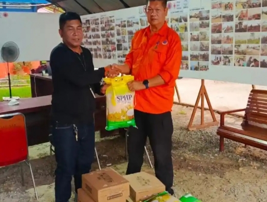 Bantu Petugas Berjibaku Padamkan Api, Anggota DPRD Mempawah Salurkan Logistik Satgas Karhutla