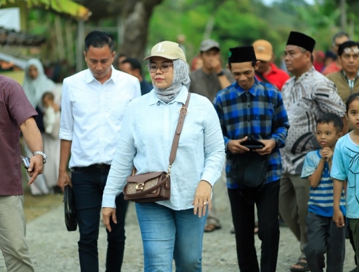 Warga Pangandaran Patungan Perbaiki Jalan Rusak, Ida Nurlaela Turun Tangan Kirim Bantuan