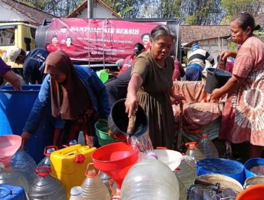 DPC PDI Perjuangan Bojonegoro Salurkan Bantuan Air Bersih ke Lima Desa Terdampak Kekeringan
