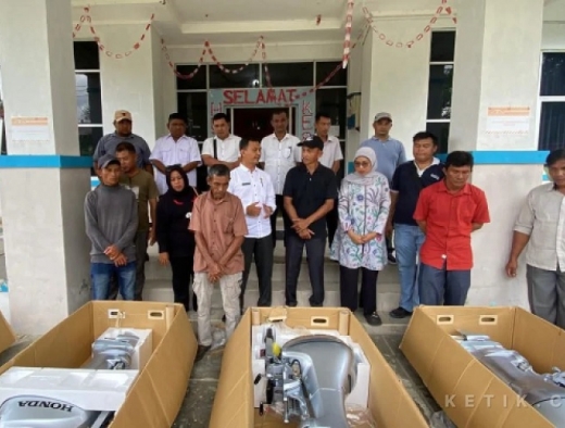 Jamaluddin Idham Salurkan Lima Unit Mesin Tempel Honda Kepada KUB Ditamaro, Simeulue