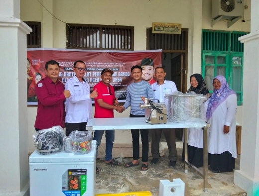 Jamaluddin Idham Salurkan Bantuan Alat Pengolahan Bakso Ke Kelompok YUB Abdya