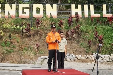 Karhutla Gunung Botak Belum Padam, Dwi Rianto Jatmiko Prioritaskan Permukiman Warga