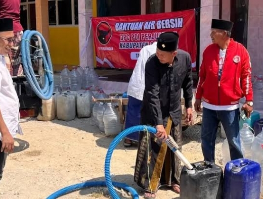 Atasi Dampak Kekeringan, DPC PDI Perjuangan Sampang Salurkan Air Bersih dan Gelar Salat Istisqa