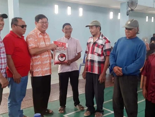 Muten Serahkan Bantuan Ke Nelayan Terdampak Angin Kencang di 7 Kecamatan