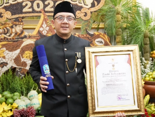 Deni Wicaksono Terima Penghargaan Lencana Emas Jer Basuki Mawa Beya, Tegaskan Komitmen Kerja Nyata untuk Rakyat
