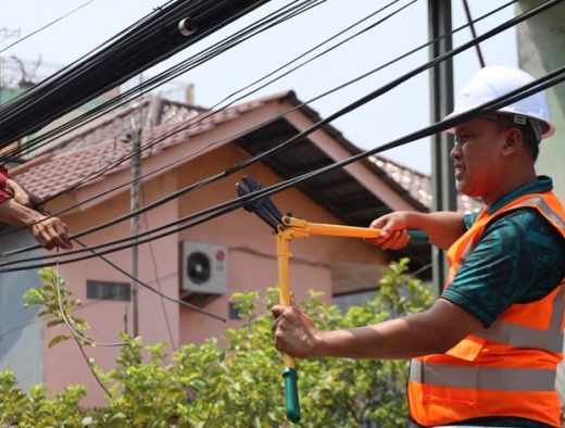 Tri Adhianto Kembali Potong Kabel Udara Semrawut, Kini Giliran Jalan Pangeran Jayakarta