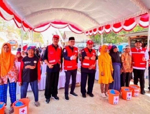 5 Bulan Kekeringan, Budi Kanang Salurkan Air Bersih ke 68 KK di Dusun Kaligede Ngawi