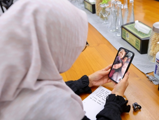 Via Video Call, Bupati Ipuk Semangati Rombongan Penari Gandrung Sewu Korban Kapal Terbakar