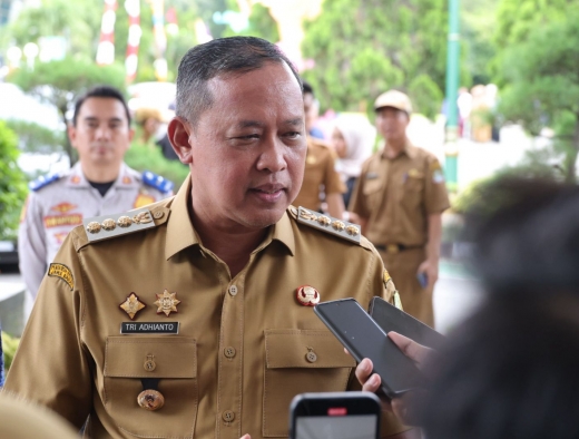 Tri Adhianto Salurkan Peralatan Usaha untuk Dorong Kemandirian UMKM Perempuan di Rawalumbu