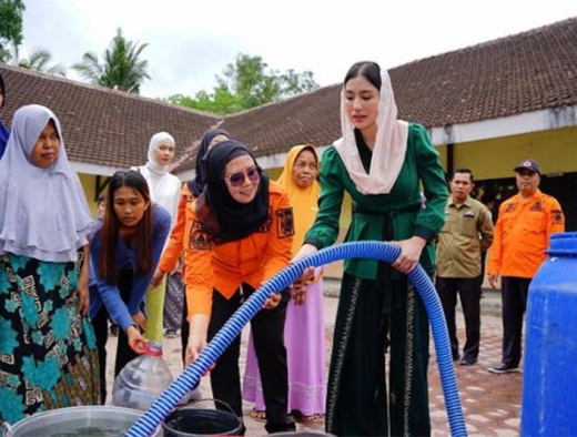 Bantu Warga Hadapi Kekeringan, Novita Hardini Distribusikan 4.000 Liter Air Bersih di Trenggalek