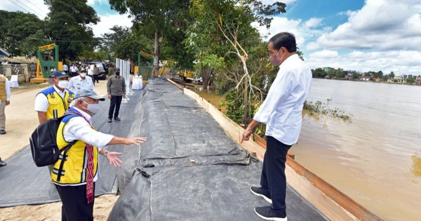 Jokowi Cek Pembangunan Tanggul Pengendali Banjir Di Sintang