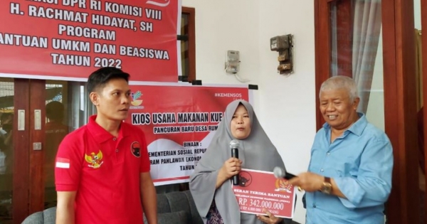 Rachmat Hidayat Berikan Sejumlah Bantuan Di Lombok Timur