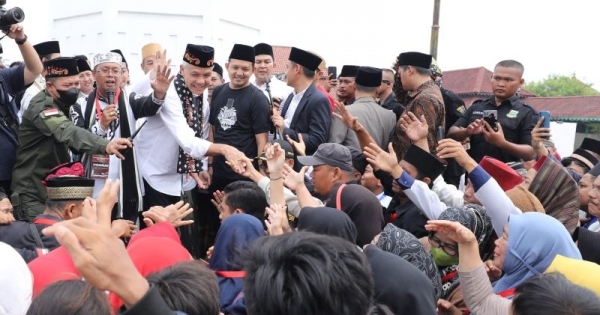 Ganjar Sowan Dan Ziarah Kubro Ke Makam Sultan Maulana Hasanuddin