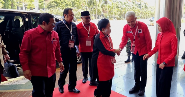 Disambut Ganjar, Megawati Ditemani Putranya Prananda Prabowo Tiba Di ...