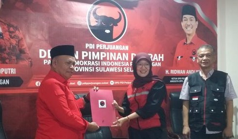 Samsu Niang Pendaftar Pertama Calon Bupati Soppeng Di Pdi Perjuangan