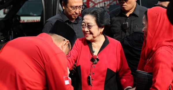Didampingi Prananda, Megawati Tiba di Halaman Masjid At-Taufiq Untuk ...