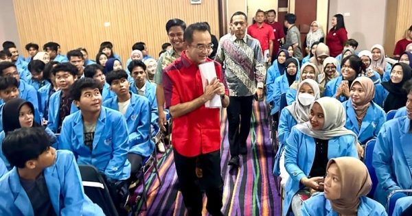 Rudianto Tjen Bantu Puluhan Anak Babel Raih Beasiswa Kuliah
