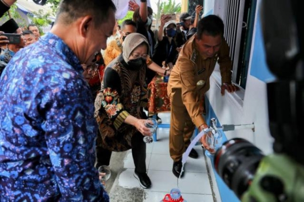 Risma Resmikan Fasilitas Instalasi Air Bersih di Serang