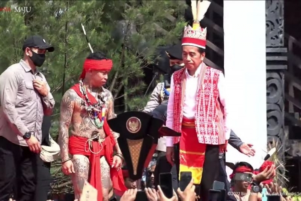 Jokowi Minta Restu ke Masyarakat Dayak Bangun IKN 