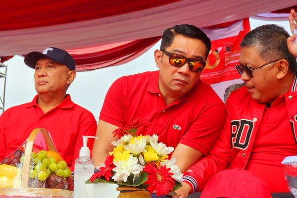 Ridwan Kamil & Iwan Bule Kompak Kenakan Baju Berwarna Merah