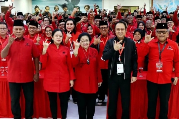 Rakernas PDI Perjuangan Ditutup dengan Salam Metal Megawati Bersama Kader