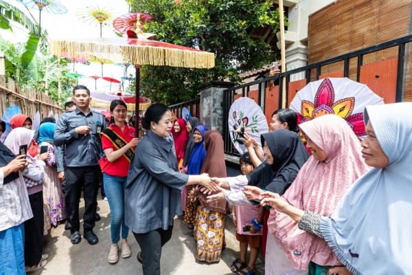 Dewan Penasehat TPN Ganjar-Mahfud Resmikan Pasar Gedhe Klaten yang Kini Semi Modern, Puan Ikut Joget Bareng Pedagang