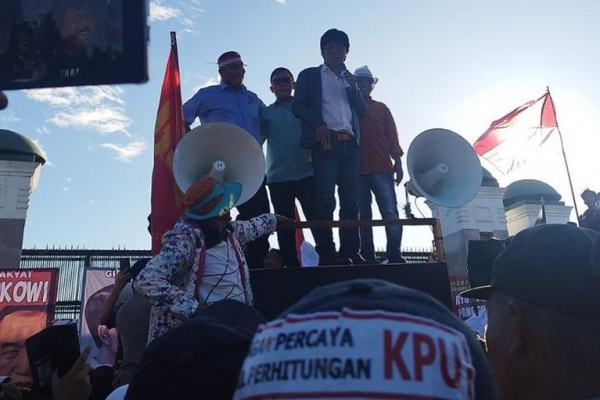 Adian Napitupulu Ajak Perwakilan Massa Diskusikan Hak Angket dalam Gedung DPR