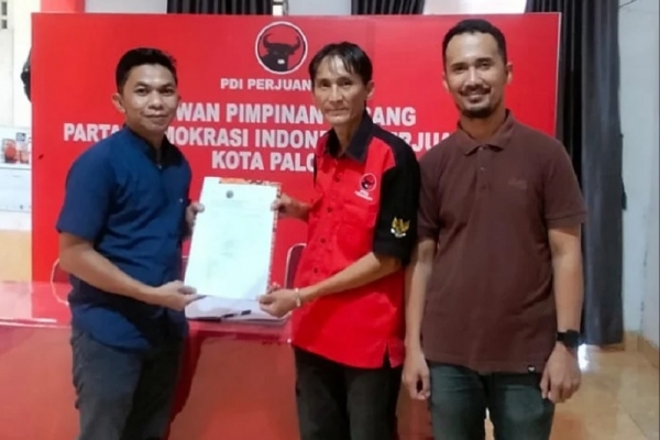 FKJ Pendaftar Pertama Bakal Calon Wali Kota Palopo di PDI Perjuangan