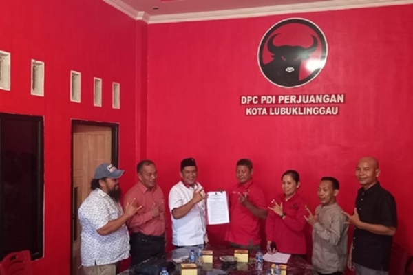 Hendri Almawijaya Ambil Formulir Pendaftaran Calon Walikota Lubuklinggau di PDI Perjuangan